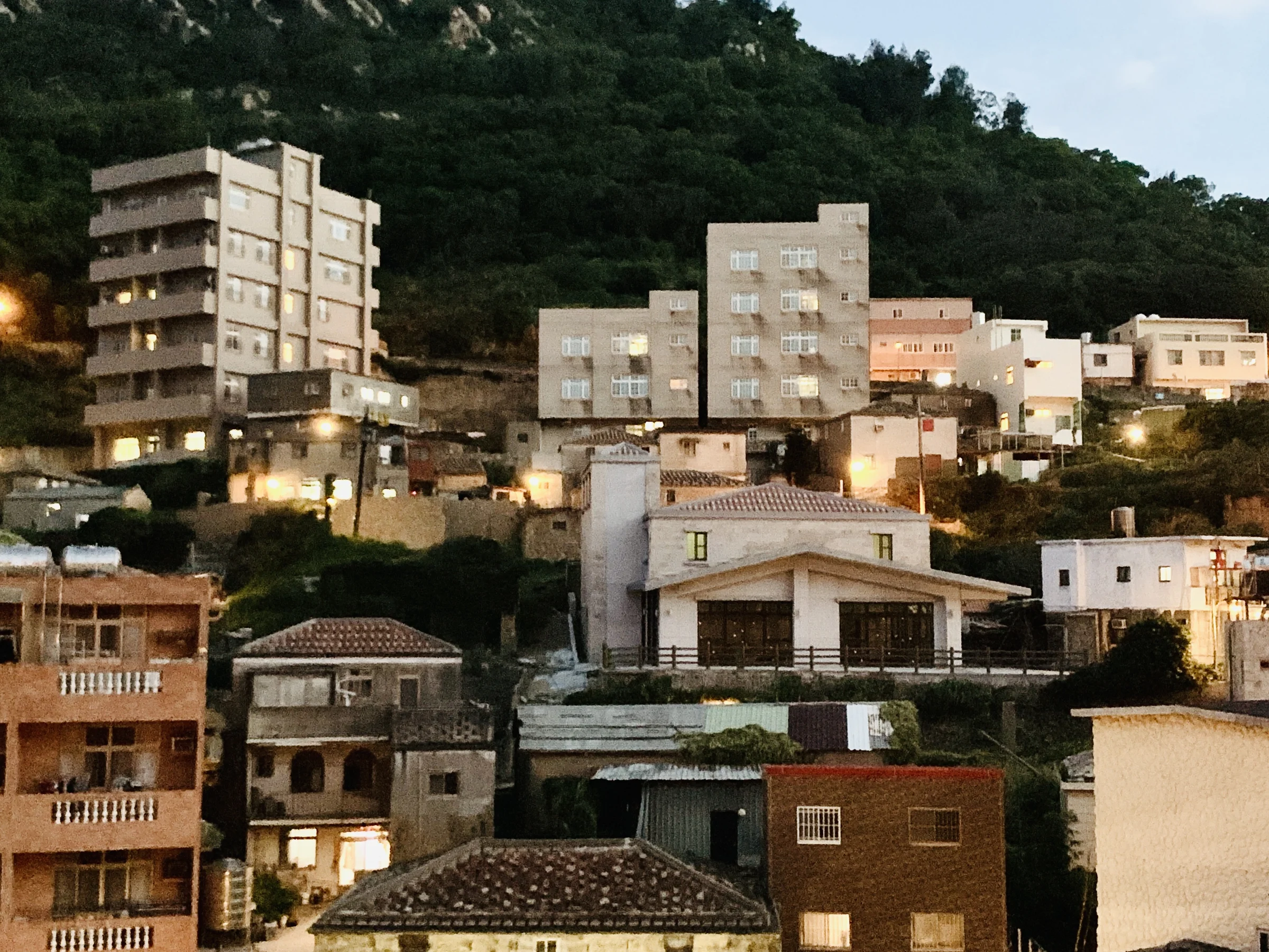 夜晚的活動中心與周圍房舍｜實景照片