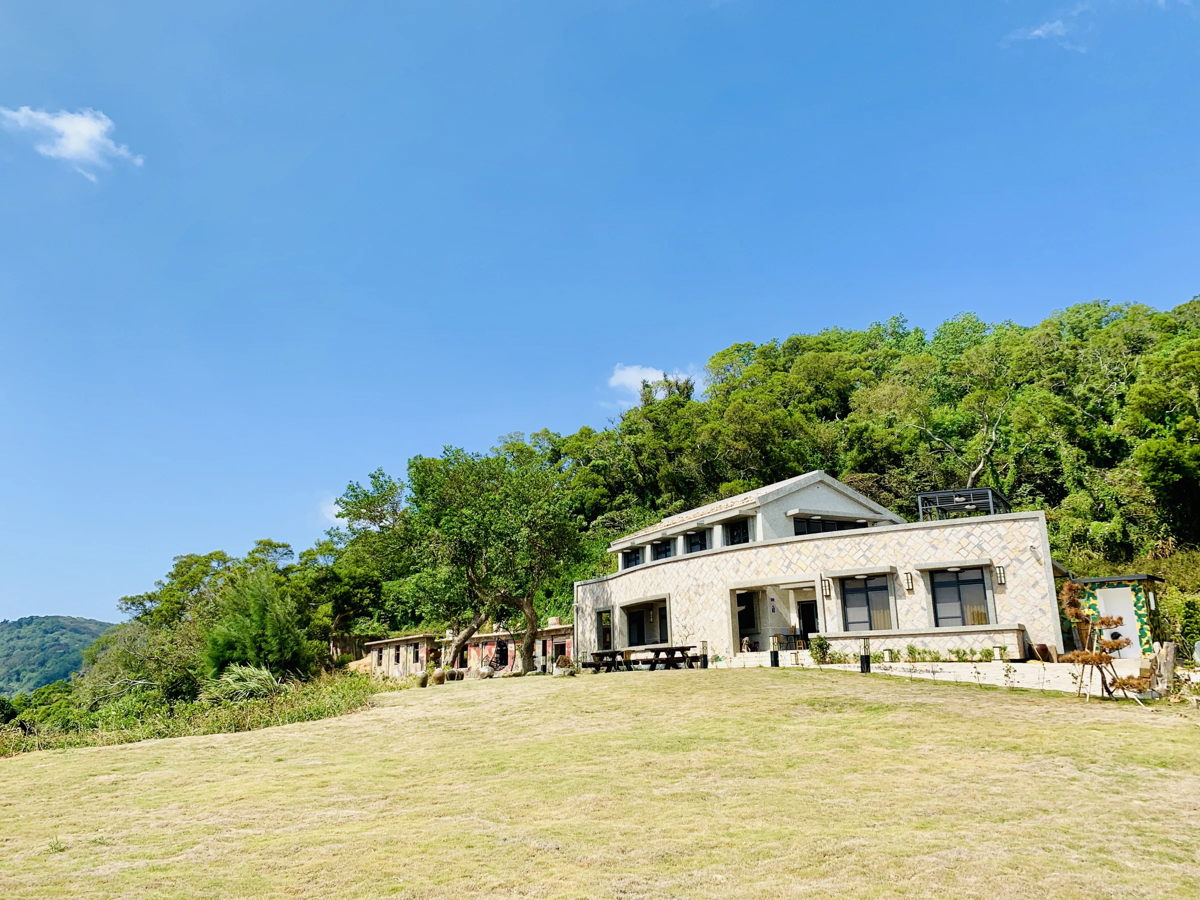 山坡、草地與低矮的石造量體｜實景照片