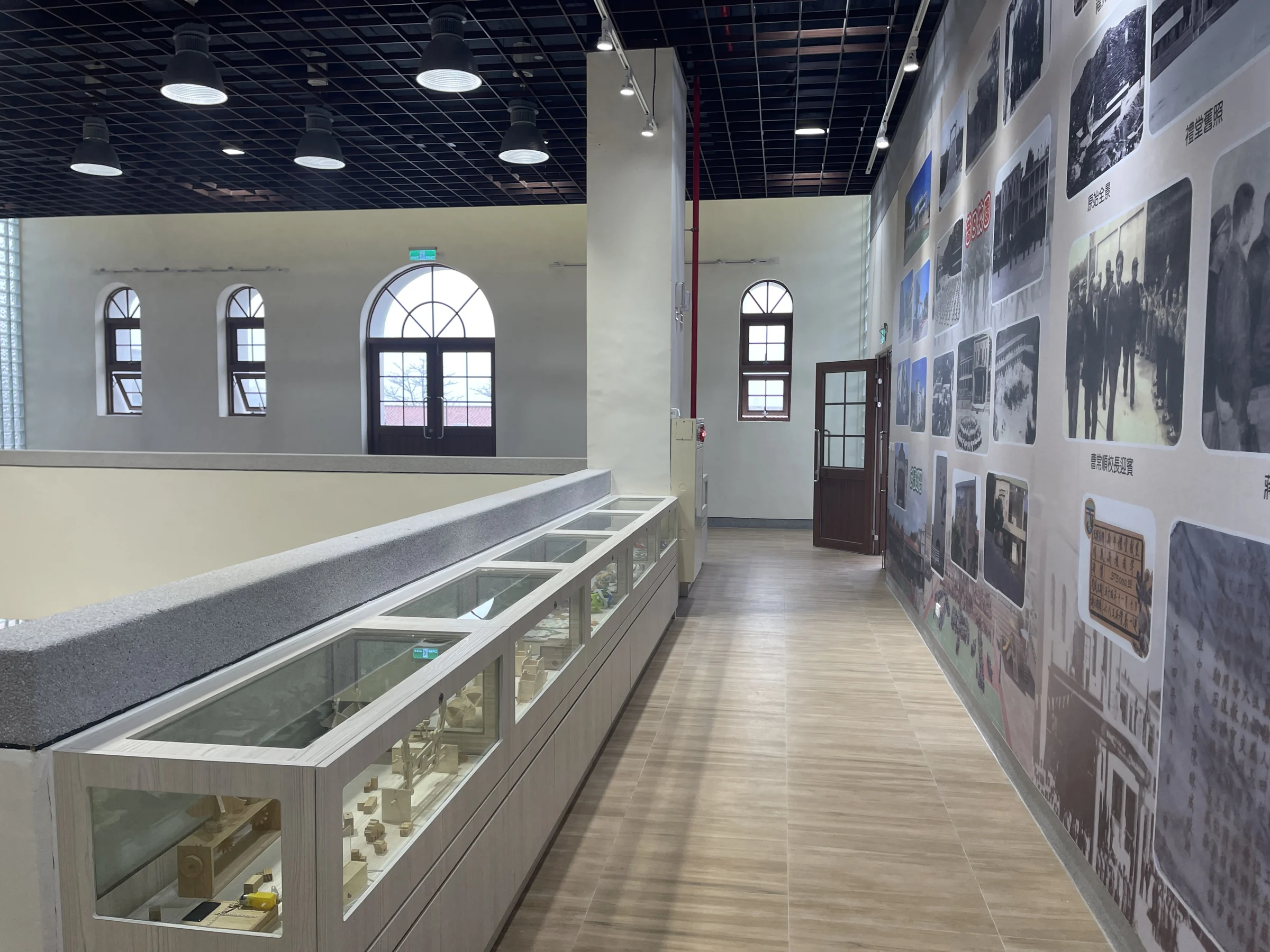 沿著展示櫃，走進學校的時間｜實景照片
