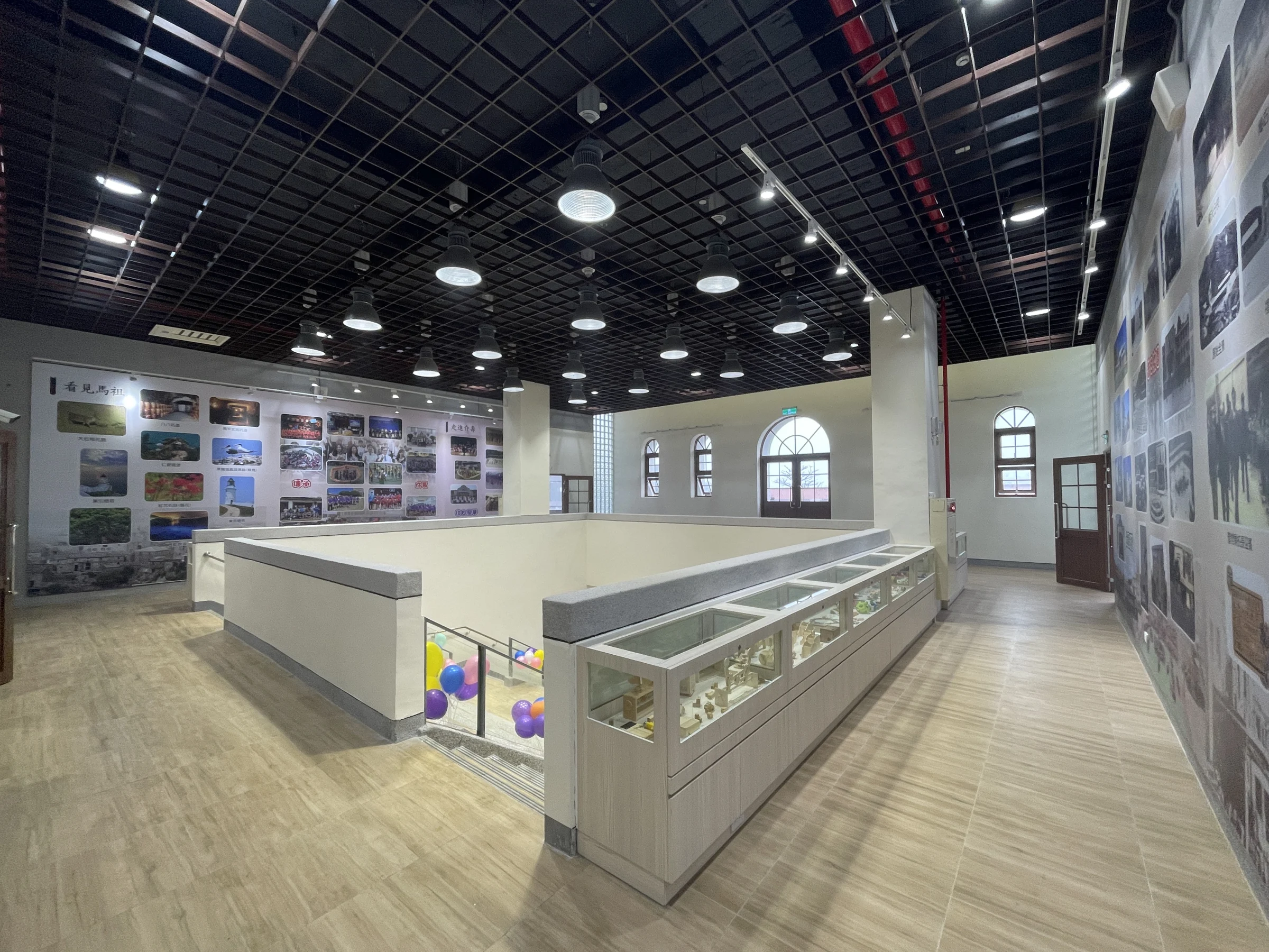 深色天花，把注意力留給展示｜實景照片