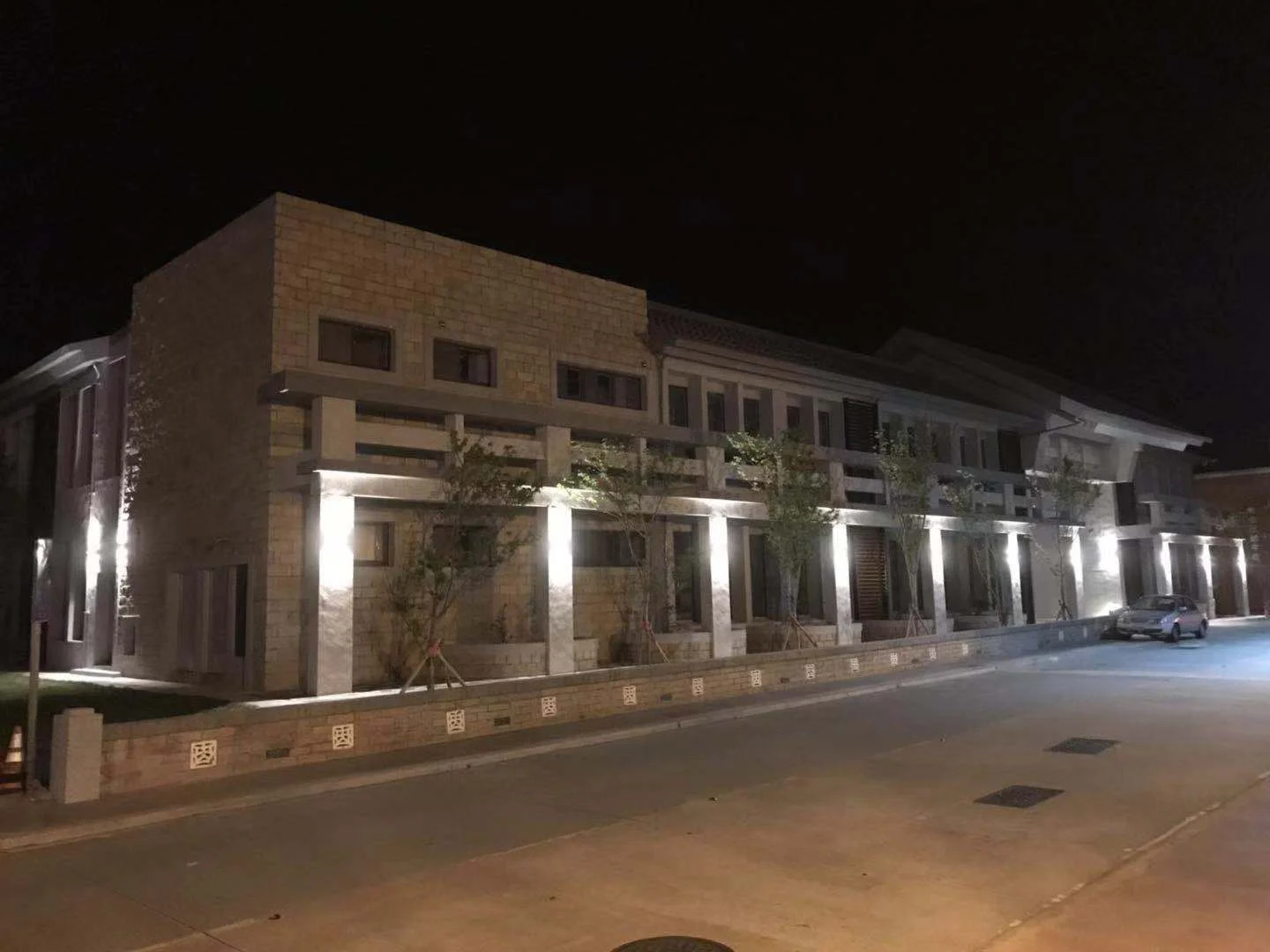 夜晚，開口成為校園的輪廓｜實景照片