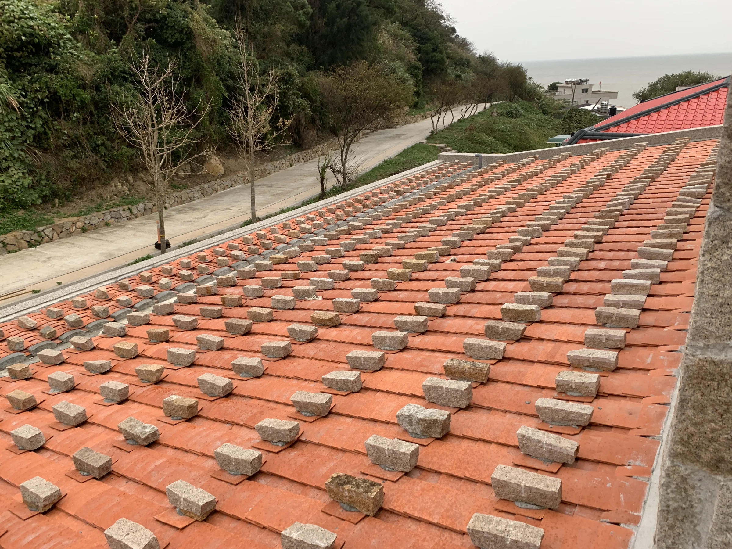 紅瓦與石材形成熟悉的質地｜實景照片