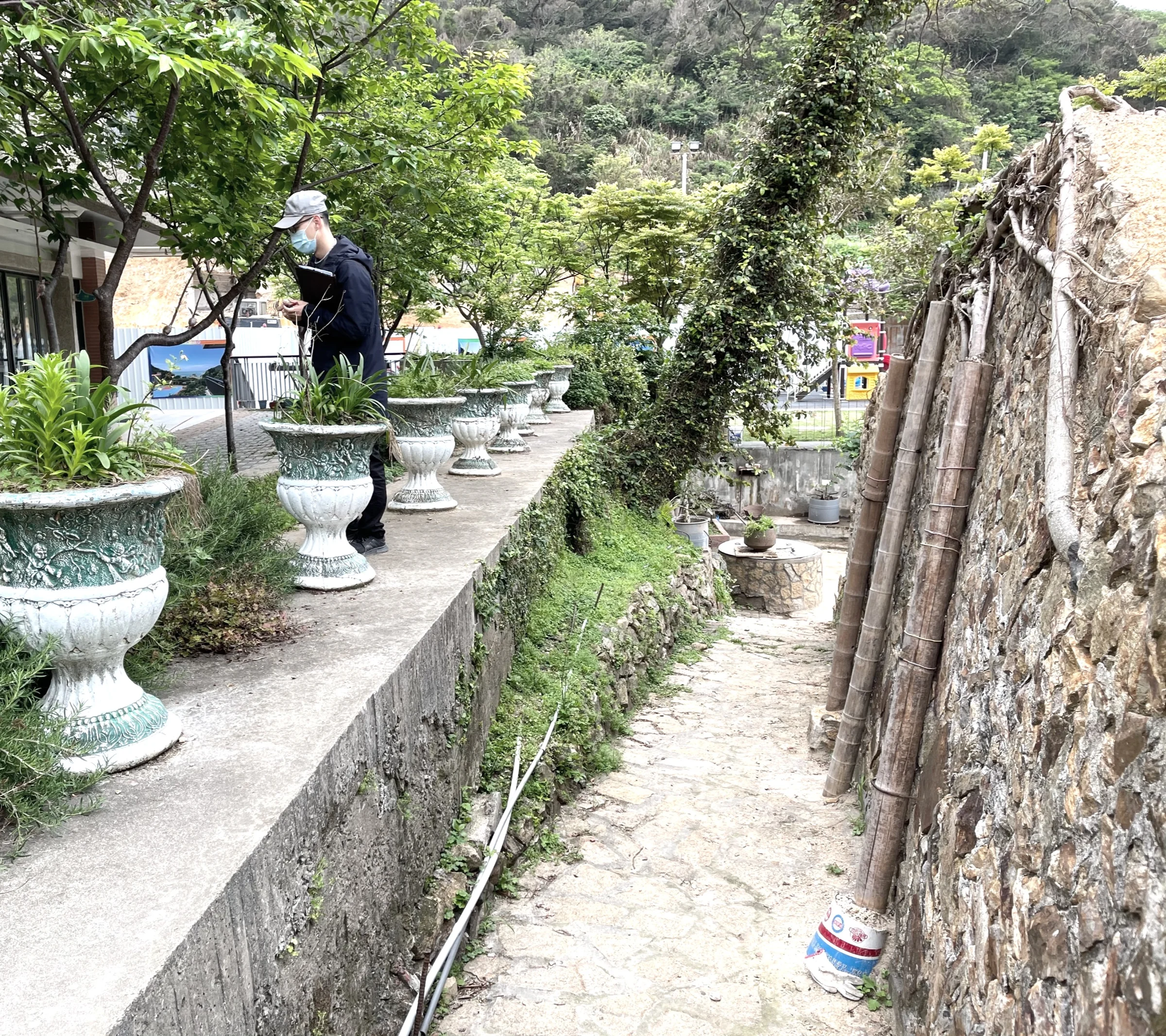 在坡地校園裡辨認路徑｜實景照片