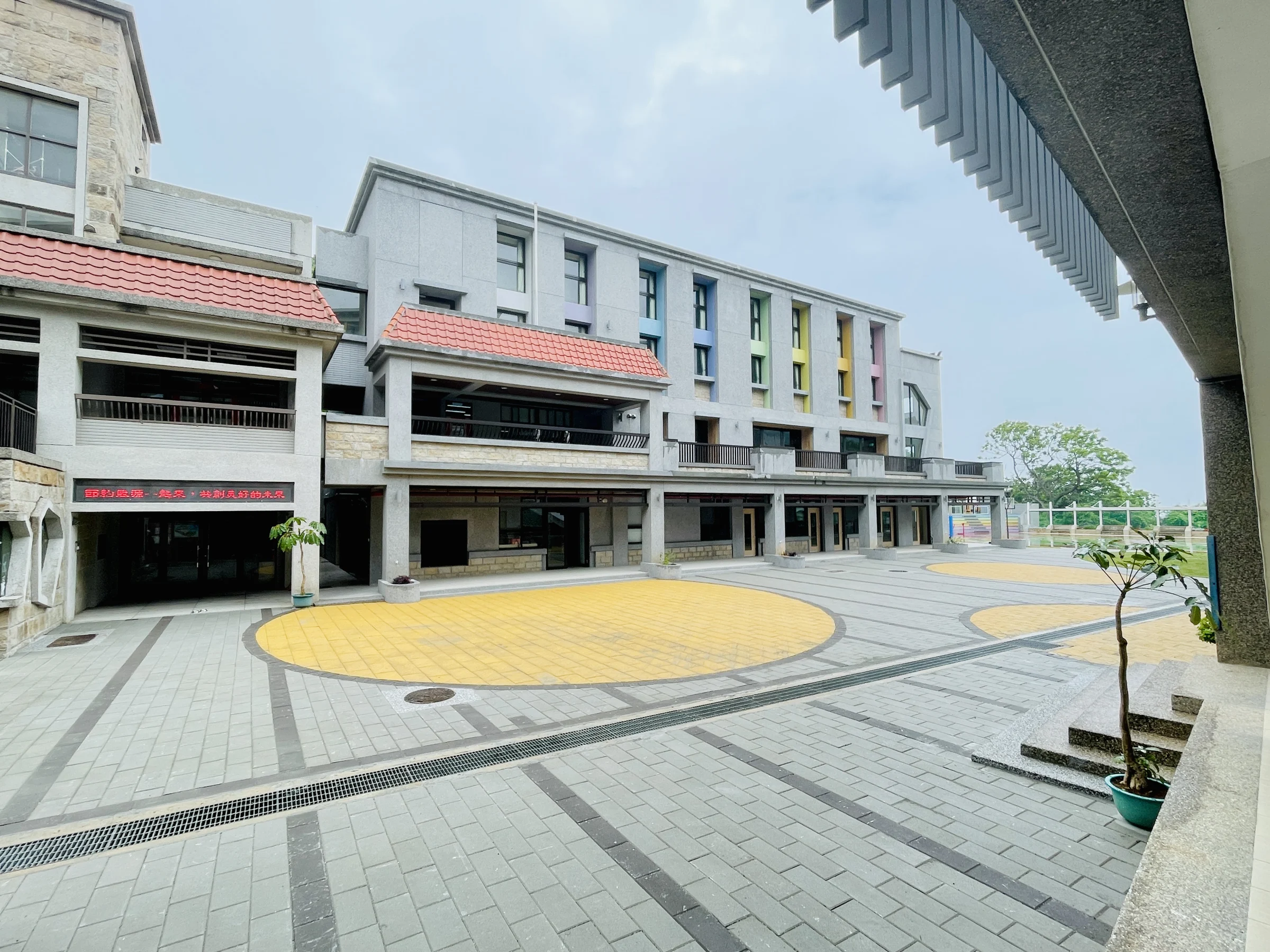 建築之間的空地，也是校園｜實景照片