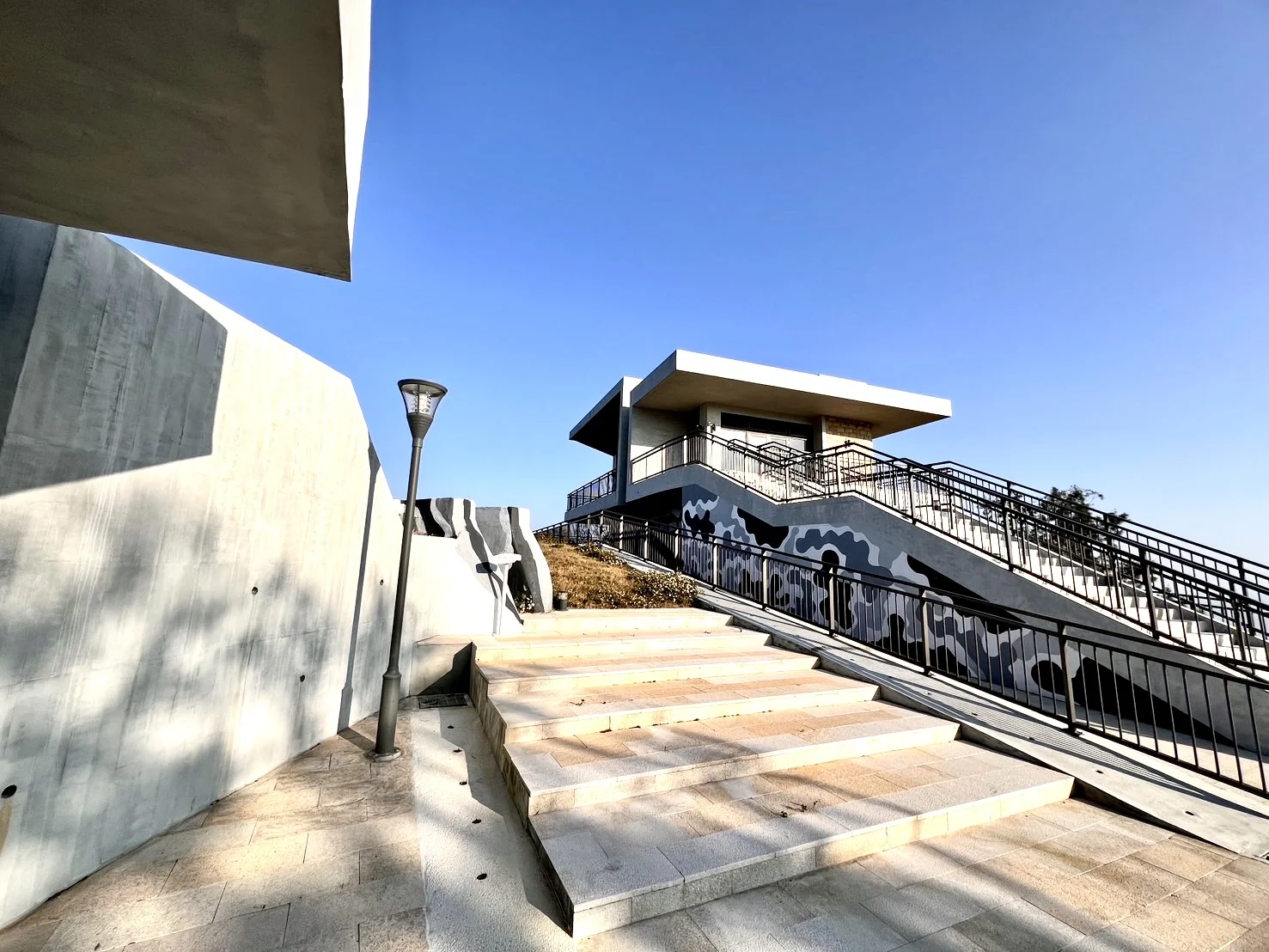 階梯通往上層建築｜空間影像