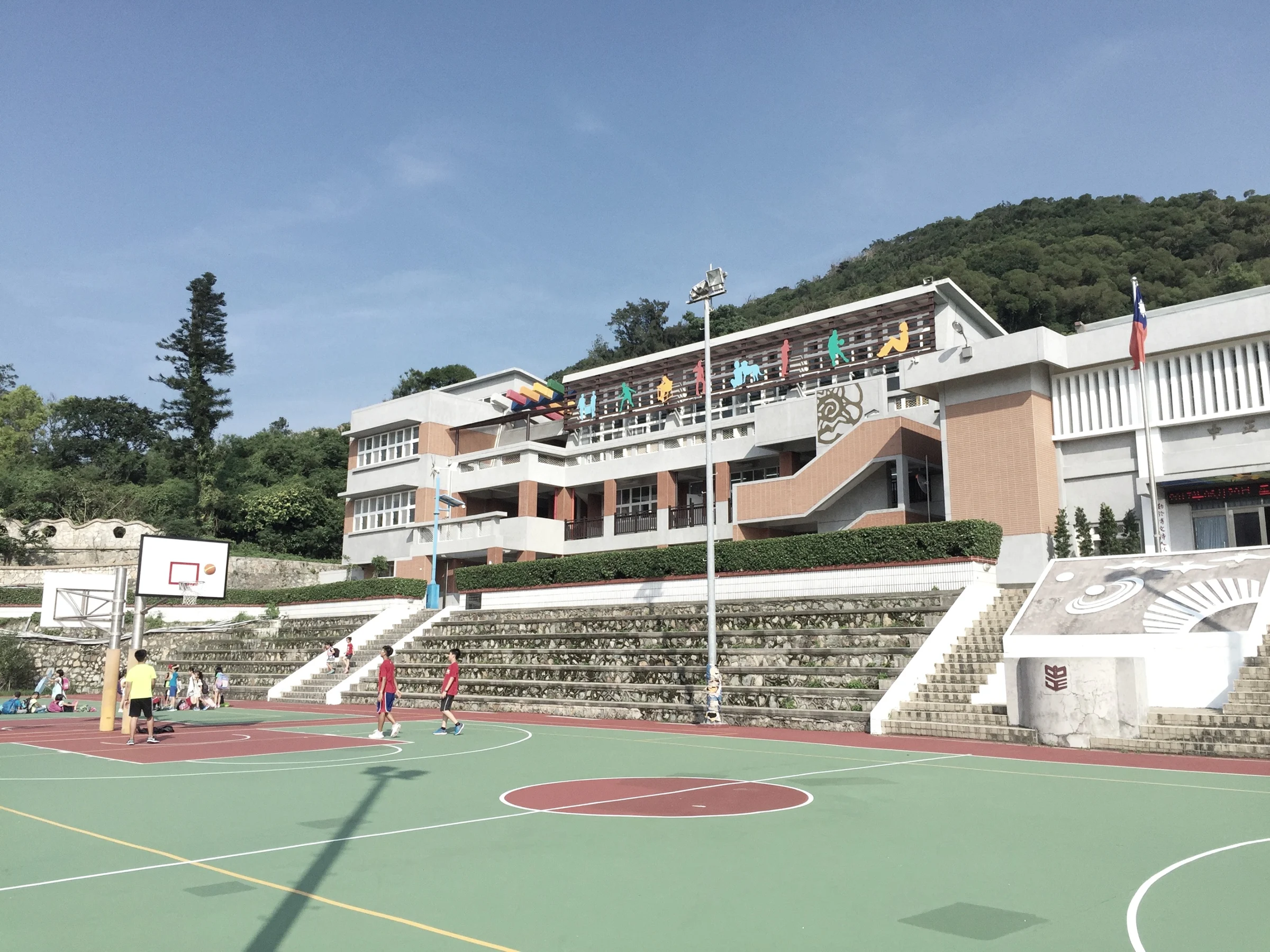 沿著操場，延續整體校舍的節奏｜實景照片