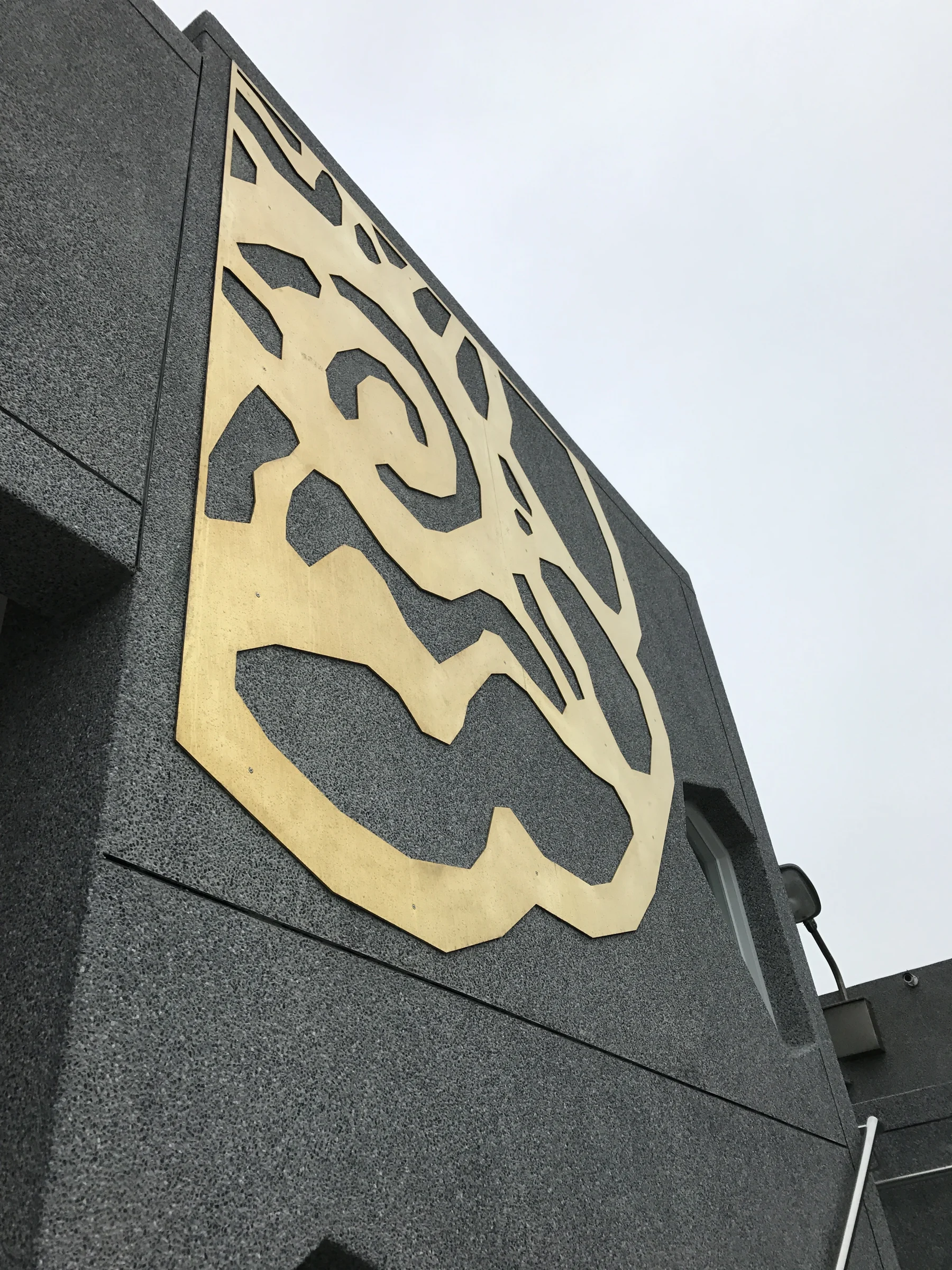 把校徽變成可以近看的建築細節｜實景照片